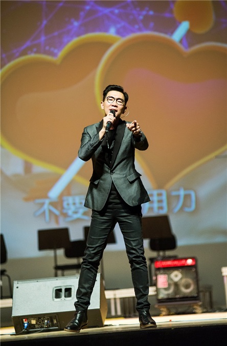 品冠工作忙不停 中秋陪妻儿同游迪士尼