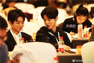 鹿晗关晓彤恋爱后难得同框 低调穿情侣鞋甜蜜秀恩爱