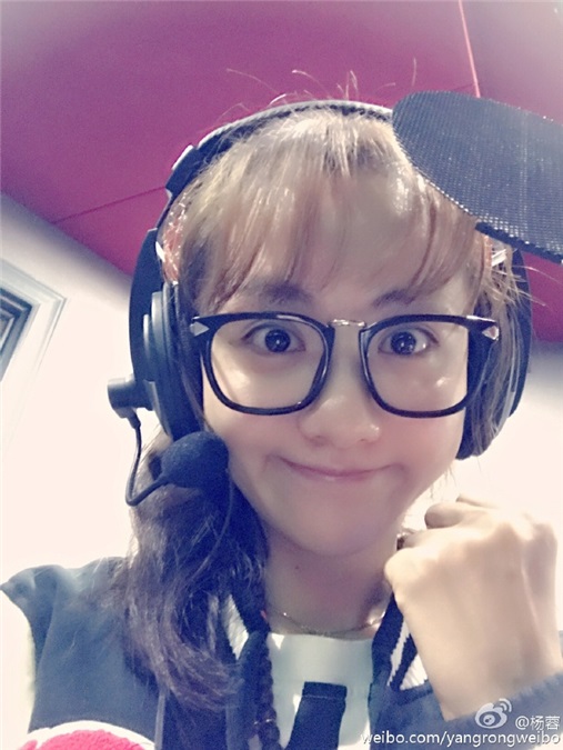 杨蓉奋战配音不眠不休  网友赞其敬业简直太拼