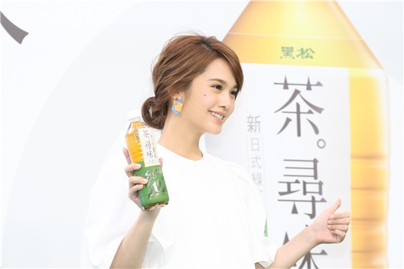 杨丞琳出席饮品新品上市记者会