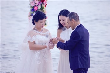 柳岩为父母举行纪念婚礼