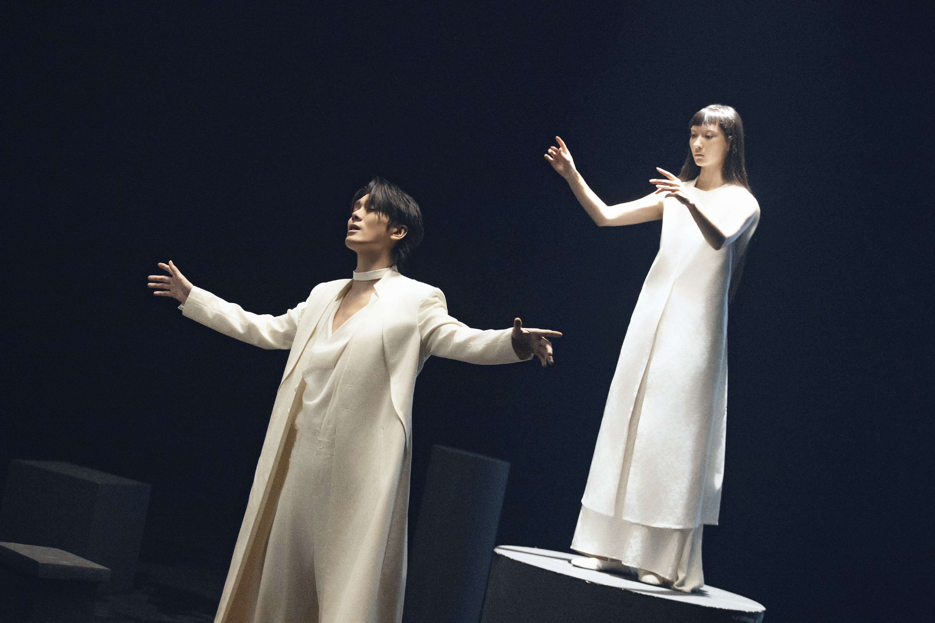 裘德「骨骼谢幕」MV上线，邀山本耀司muse女神共演华丽谢幕