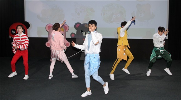 「灰熊厉害」LINE贴图成功抵达嘉义,县长张花冠及流行男团「GTM」赞它超可爱