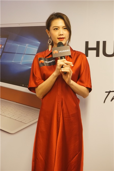 周秀娜出席电子产品发布会