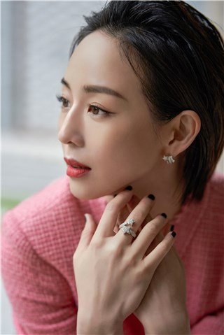 张钧甯背头造型酷飒精致 举手投足展现时尚魅力