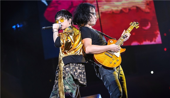 华晨宇演唱会哽咽告白 张信哲从天而降火星「合体」