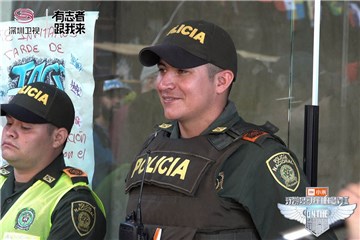 13号街区微笑的警察
