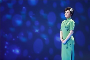 蔡明穿水绿色旗袍优雅动人