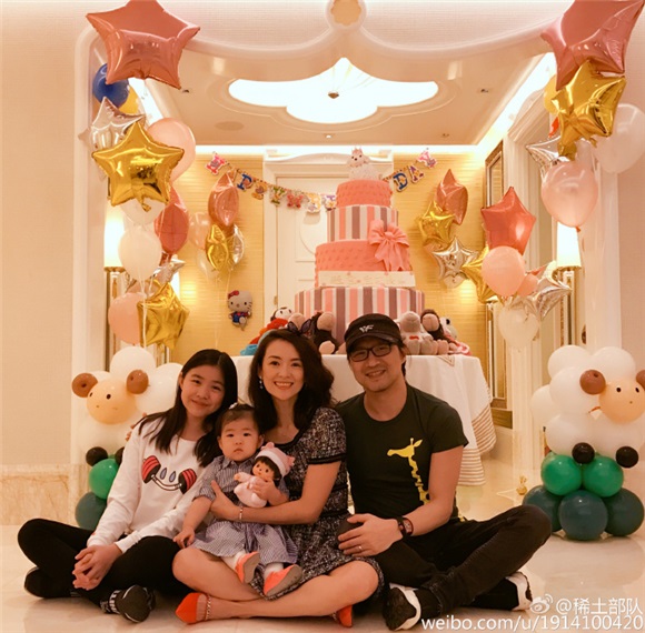 温馨！醒醒一周岁 章子怡一家四口齐聚庆生