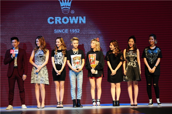 吴奇隆出席CROWN行李箱代言活动 与粉丝合影甘当「人肉背景板」