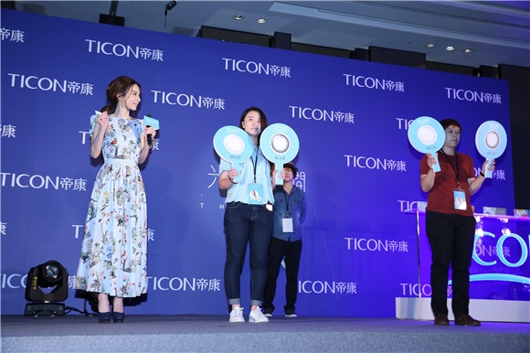 田馥甄亮丽出席隐形眼镜品牌代言活动