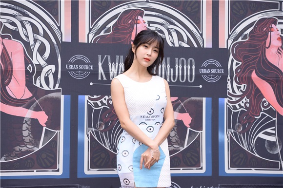 智淑、高佑丽、赵贤荣CLARA、Lizzy等出席设计师Kwak Hyunju时装秀