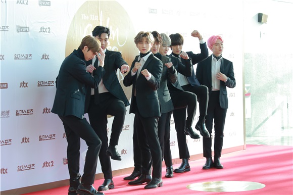 第31届金唱片大赏唱片部门颁奖典礼 Seventeen、I.O.I、防弹少年团等亮相红毯仪式
