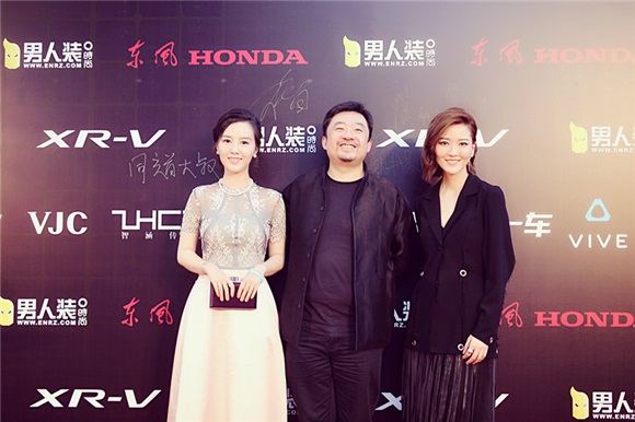 蔡淳佳亮相男人装周年庆典 《小眼睛》热浪来袭