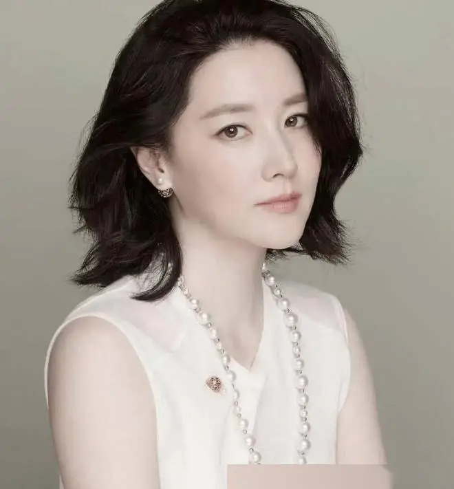 李英爱罕见携全家亮相综艺，女儿近况曝光，网友惊叹：根本是"小李英爱"！