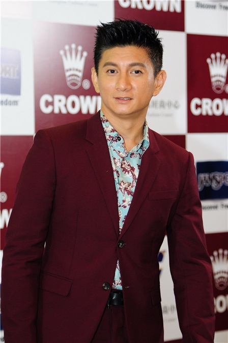 吴奇隆出席CROWN行李箱代言活动 与粉丝合影甘当「人肉背景板」