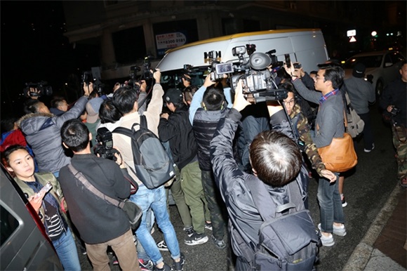 刘德华回港住院遇记者围堵 朱丽倩从泰国一路陪伴