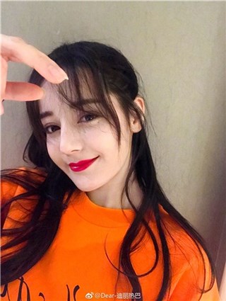 迪丽热巴与粉丝们分享自拍 额头上画小黑猫强制卖萌