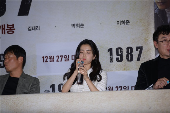韩国电影《1987》举行媒体试映会 金允石、河正宇、金泰梨等到场出席