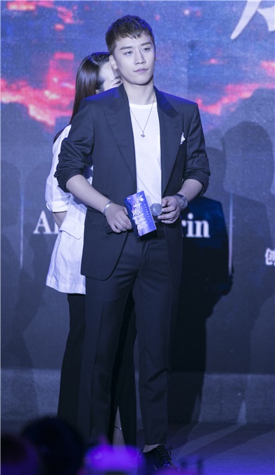 Bigbang成员胜利致歉火车事件 郭碧婷碎花裙小清新