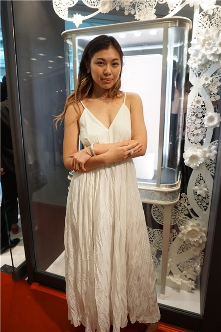 马诗慧与女儿王曼喜为珠宝店担任模特儿