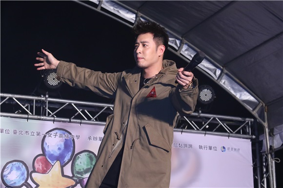 潘伟柏出席北一女校庆演唱会表演
