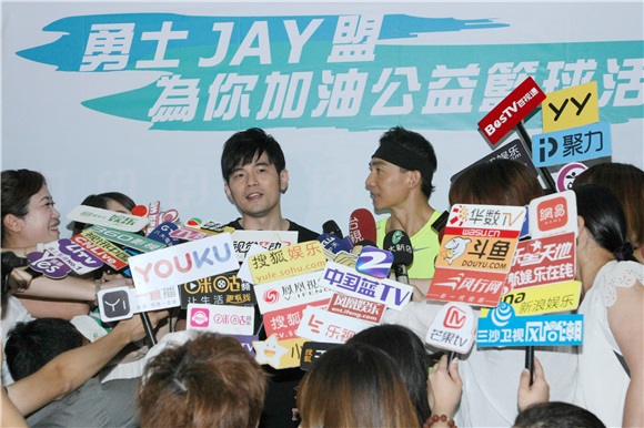 周杰伦出席勇士JAY盟为你加油公益篮球活动