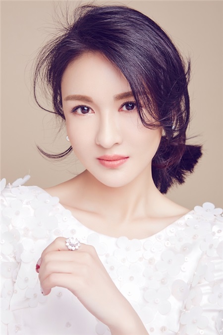 郑逸桐新曝甜美写真 雅致长裙自然随性