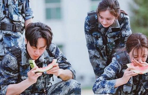 蒋劲夫吃瓜少年萌翻了 连杨幂都看傻眼