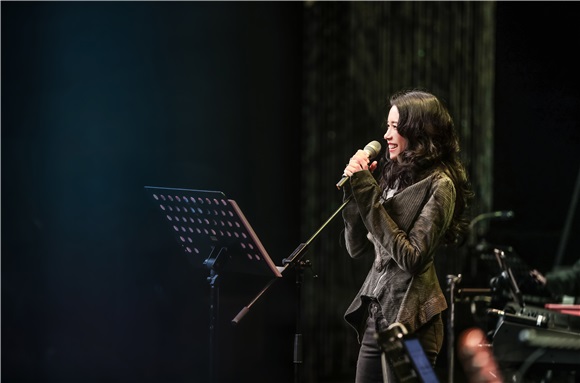 莫文蔚拿出25年「绝招」办演唱会 用心全力绽放「绝色」