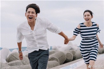 於晓光晒秋瓷炫合影庆祝一周年 甜蜜表白:结婚真好