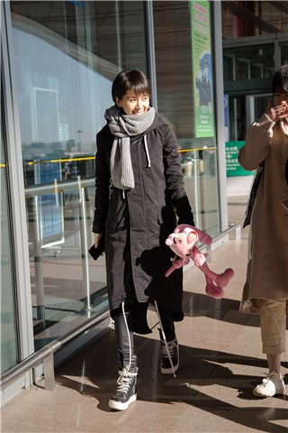 王子文素颜现身抱玩偶显反差萌 与粉丝热聊险「走丢」