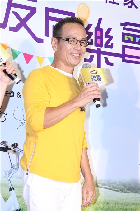 Selina与任爸代言金克宁奶粉活动