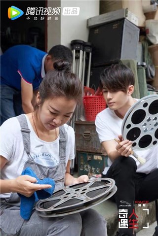 阿雅陈学冬细心擦拭杨明金收藏的老胶片
