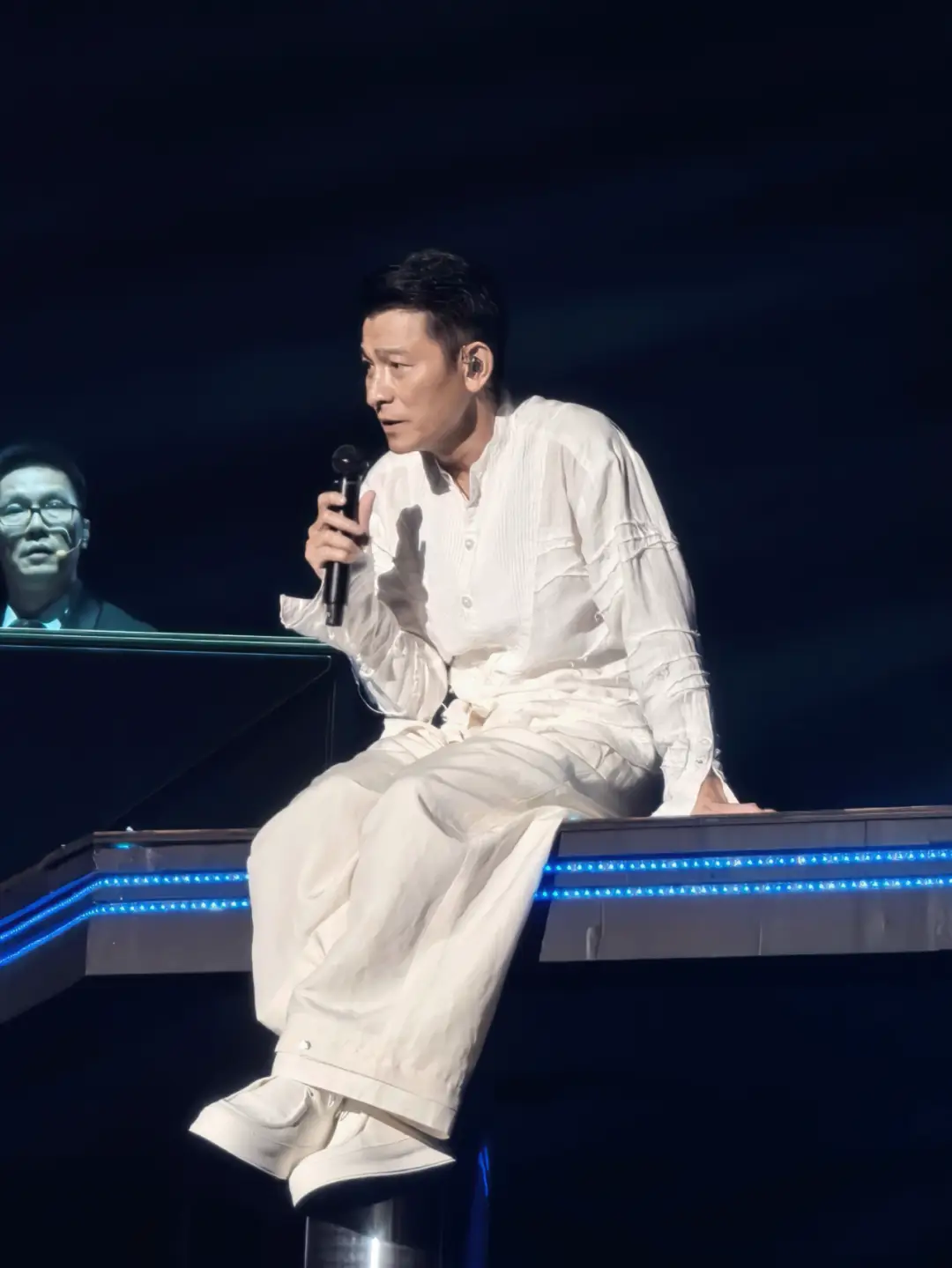 63岁刘德华演唱会不慎再度踩空摔伤  舞台安全引发粉丝担忧