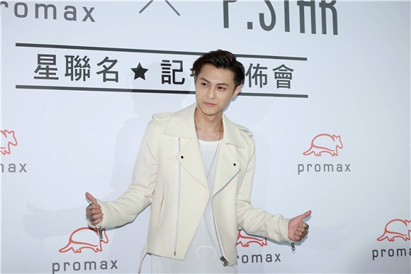 王子邱胜翊为某品牌包包站台