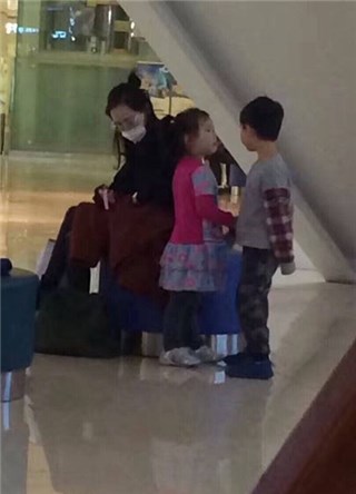 疑马蓉出轨后首现身 悠闲带儿女逛商场