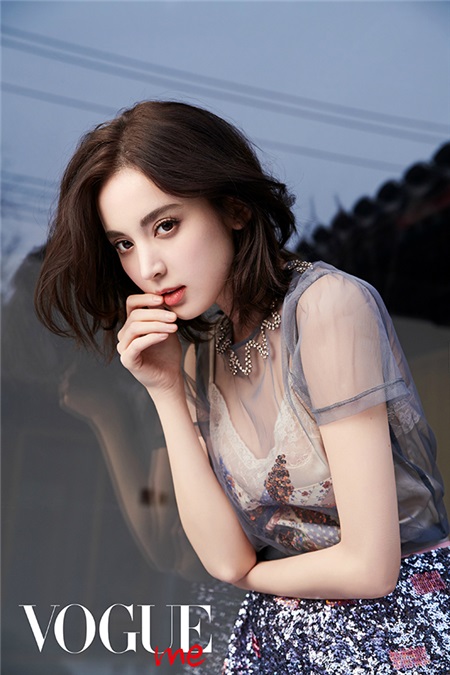 古力娜扎绝美写真曝光 解锁戏剧角色女总裁vs.职场女