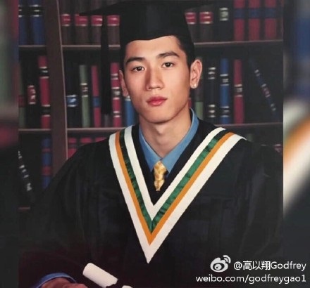 高以翔晒嫩照 粉丝夸赞从小帅到大