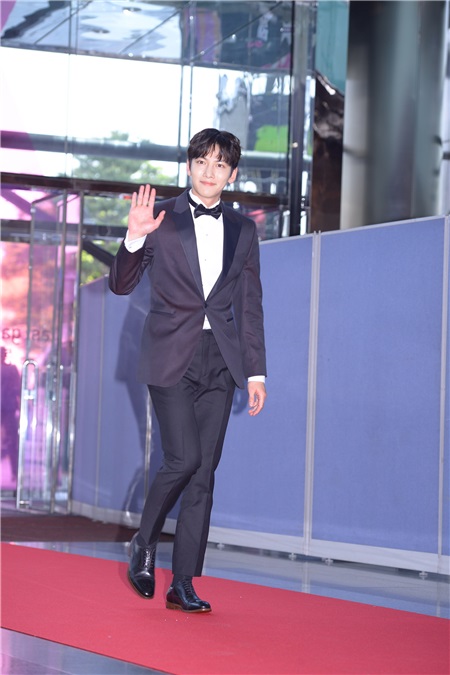 池昌旭、朴宝剑等出席第53届百想艺术大赏红毯仪式