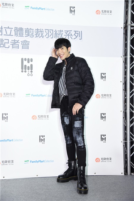 萧敬腾出席羽绒衣代言发布会