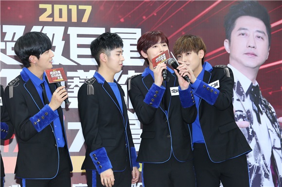 韩团SF9出席2017超级巨星红白艺能大赏记者会