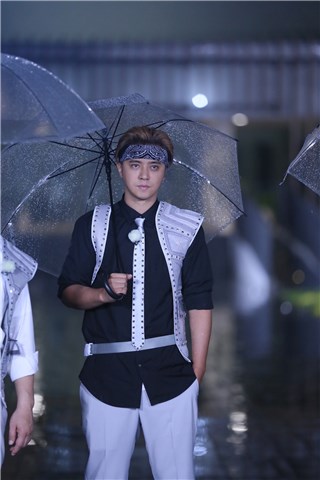 罗志祥撑伞在雨中