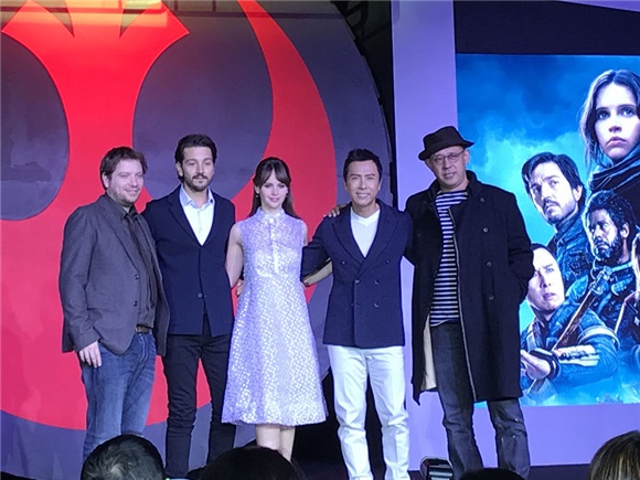 甄子丹携妻儿亮相《星战》首映 亲和力MAX放弃「宇宙最强」