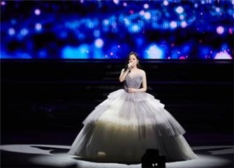 张靓颖穿银灰色蓬蓬裙唱响《依赖》,舞台布置浪漫唯美