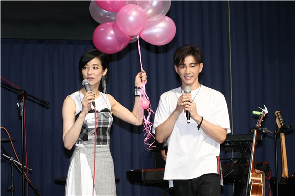 赖雅妍举办公益演唱会总彩张立昂送上三宝