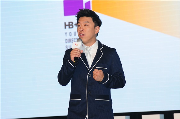 黄渤发起「HB+U」计划助力新导演 周迅贴心助阵素色连体裙优雅不抢镜