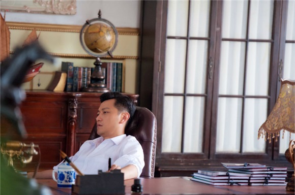 张洪睿变身民国霸道总裁 西装革履抗衡高温