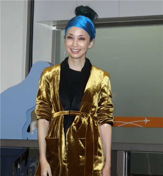 〈Yes 台北现场〉中岛美嘉再度登上台版《红白》蓝发带配金色绒毛服太抢眼