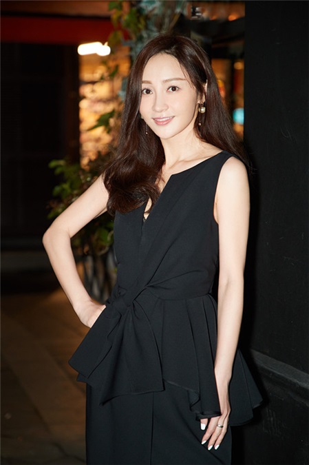 姚笛亮相巴黎时装周 纯黑LOOK尽显优雅迷人
